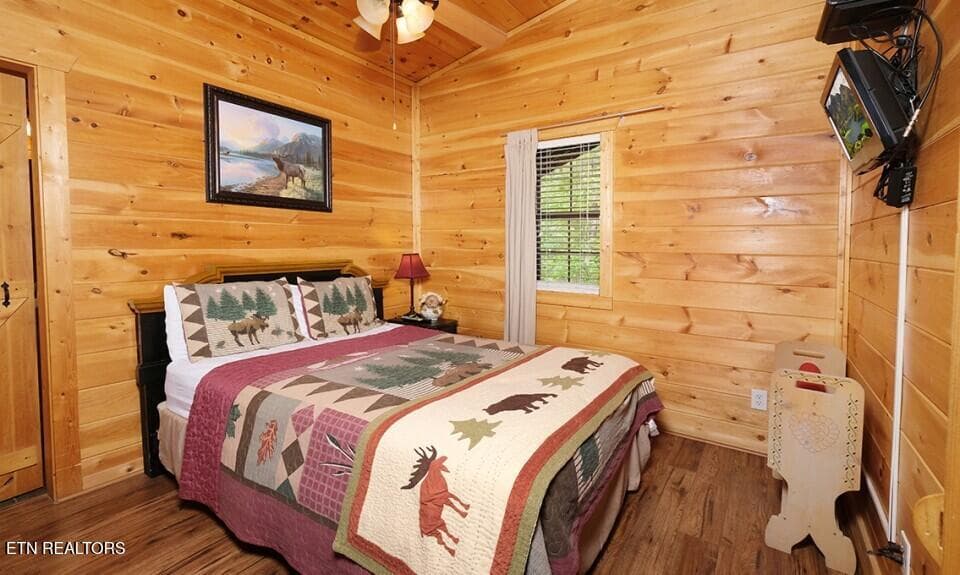 pigeon-forge-cabin-rocky-top-bedroom-31 - 623 Iron Mountain Rd, Pigeon Forge, TN 37863, Pigeon Forge