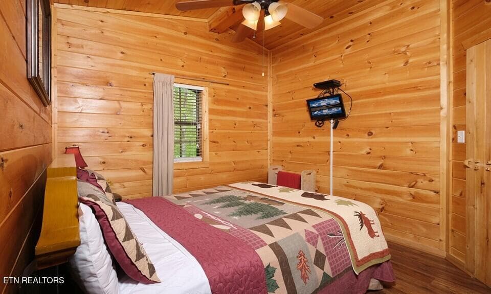 pigeon-forge-cabin-rocky-top-bedroom-41 - 623 Iron Mountain Rd, Pigeon Forge, TN 37863, Pigeon Forge
