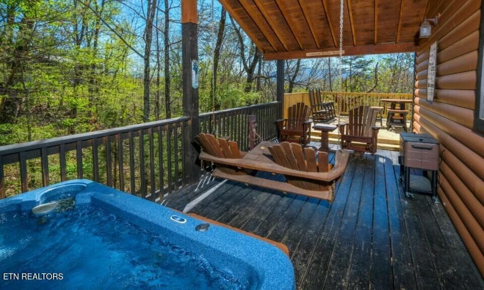 pigeon-forge-cabin-rocky-top-exterior-02 - 623 Iron Mountain Rd, Pigeon Forge, TN 37863, Pigeon Forge