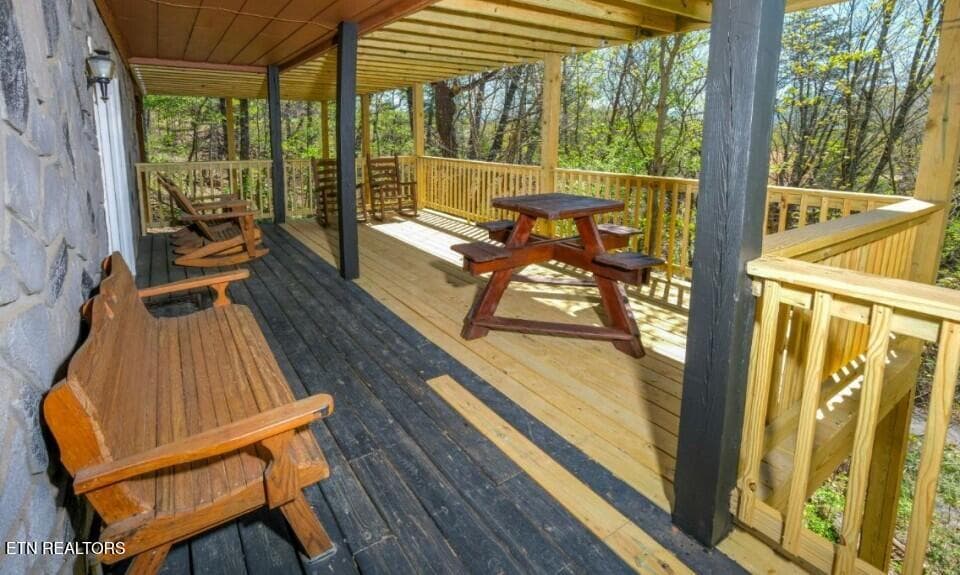 pigeon-forge-cabin-rocky-top-exterior-08 - 623 Iron Mountain Rd, Pigeon Forge, TN 37863, Pigeon Forge