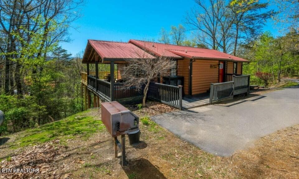 pigeon-forge-cabin-rocky-top-exterior-01 - 623 Iron Mountain Rd, Pigeon Forge, TN 37863, Pigeon Forge