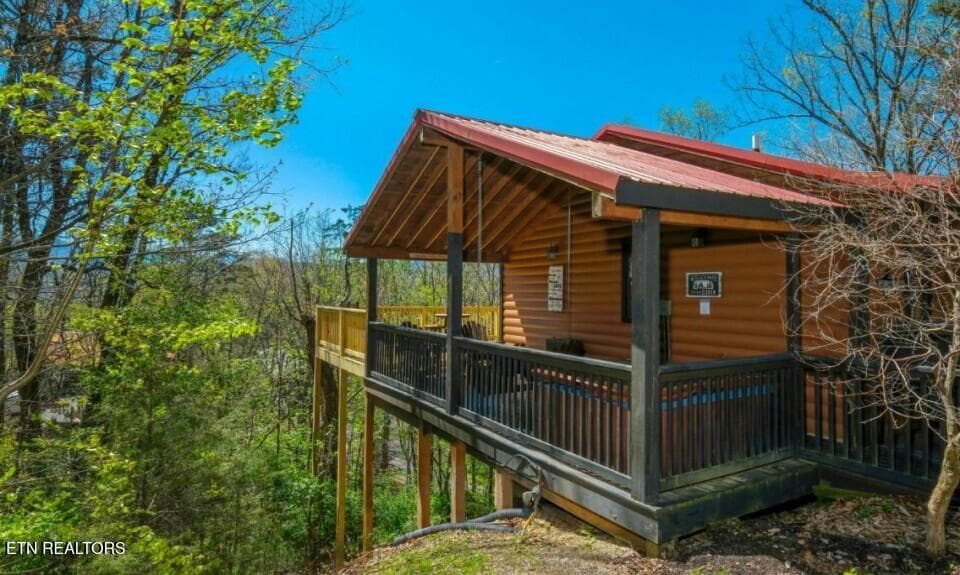 pigeon-forge-cabin-rocky-top-exterior-01 - 623 Iron Mountain Rd, Pigeon Forge, TN 37863, Pigeon Forge