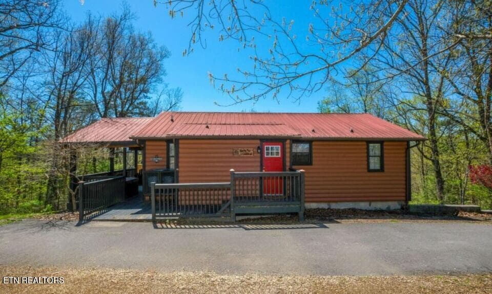pigeon-forge-cabin-rocky-top-exterior-01 - 623 Iron Mountain Rd, Pigeon Forge, TN 37863, Pigeon Forge
