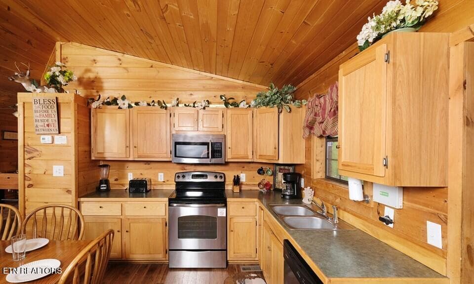 pigeon-forge-cabin-rocky-top-kitchen-6 - 623 Iron Mountain Rd, Pigeon Forge, TN 37863, Pigeon Forge