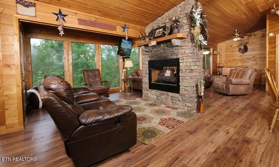 pigeon-forge-cabin-rocky-top-living-room - 623 Iron Mountain Rd, Pigeon Forge, TN 37863, Pigeon Forge