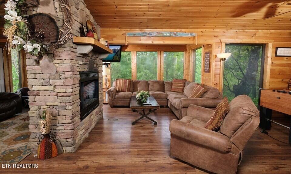 pigeon-forge-cabin-rocky-top-living-room - 623 Iron Mountain Rd, Pigeon Forge, TN 37863, Pigeon Forge