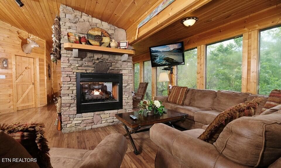 pigeon-forge-cabin-rocky-top-living-room - 623 Iron Mountain Rd, Pigeon Forge, TN 37863, Pigeon Forge