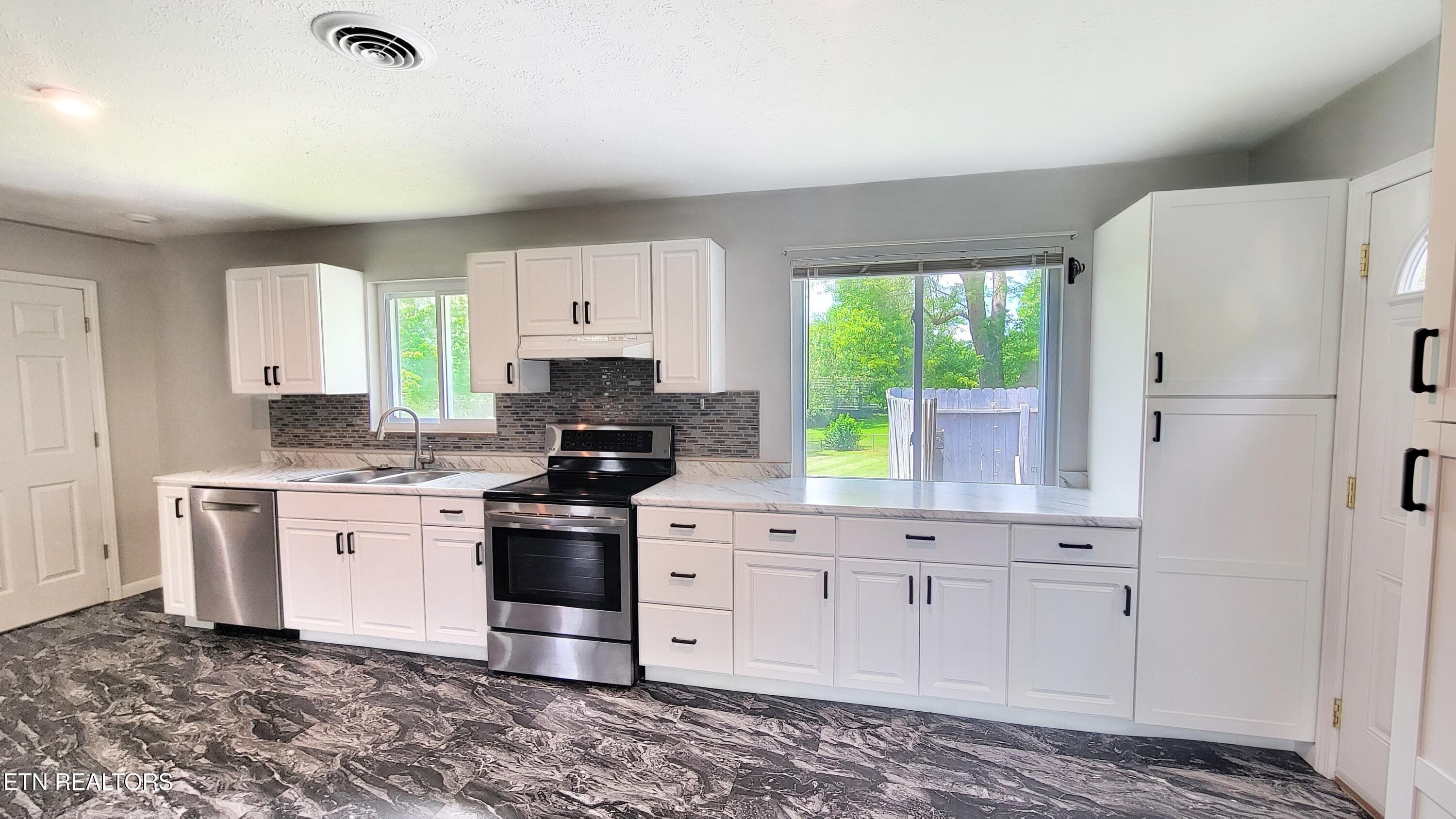 BRIGHT EFFICIENT KITCHEN LAYOUT - 5501 Kenbrook Lane, Knoxville, TN 37921, Knoxville