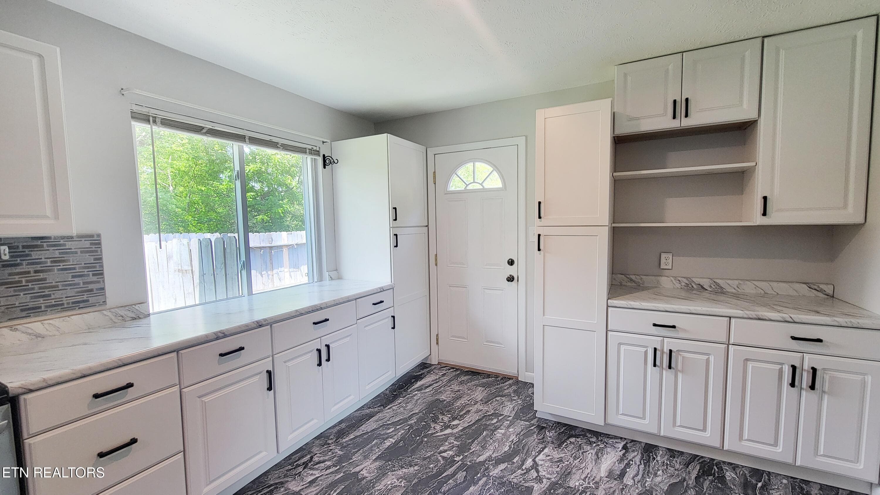 KITCHEN DRY BAR - 5501 Kenbrook Lane, Knoxville, TN 37921, Knoxville