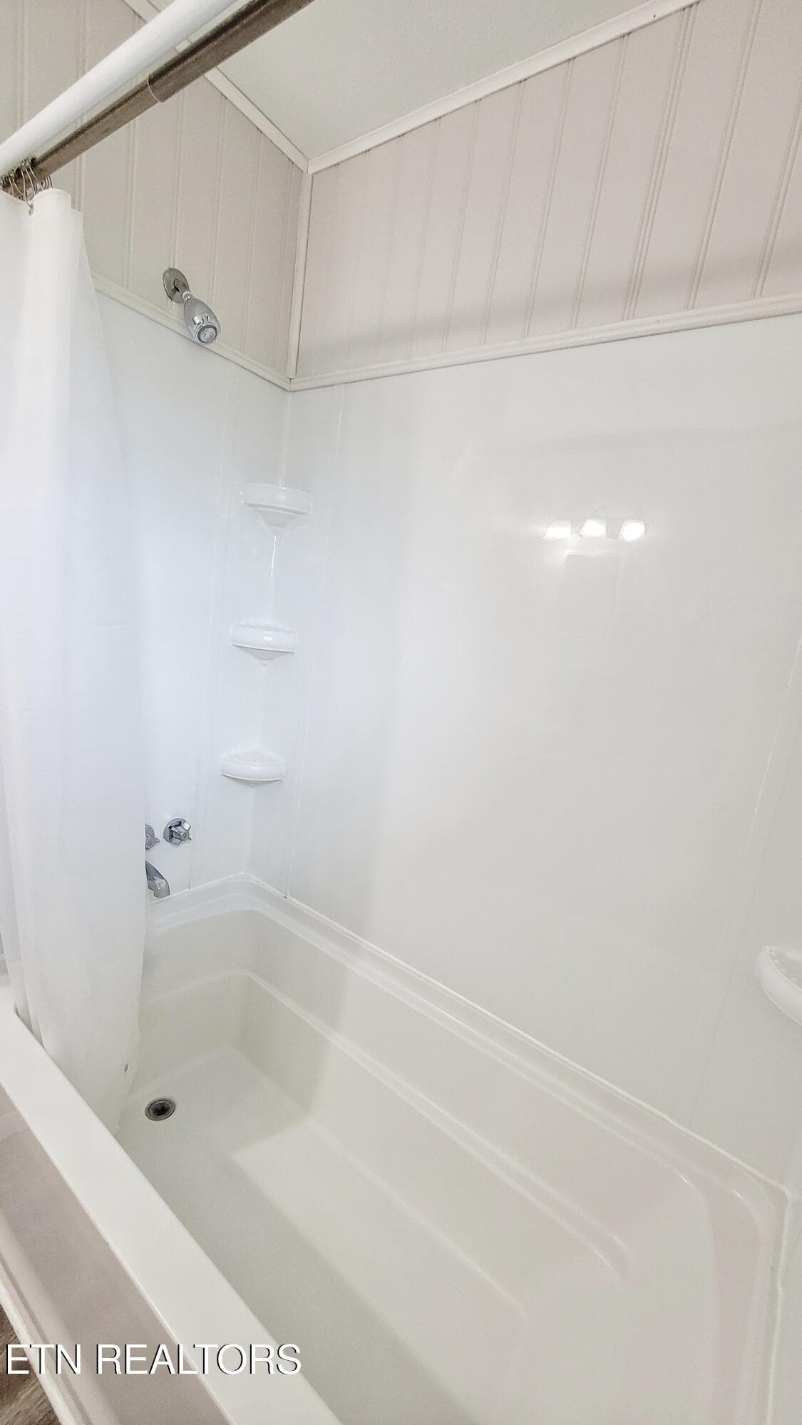 BATHROOM I TUB SHOWER - 5501 Kenbrook Lane, Knoxville, TN 37921, Knoxville