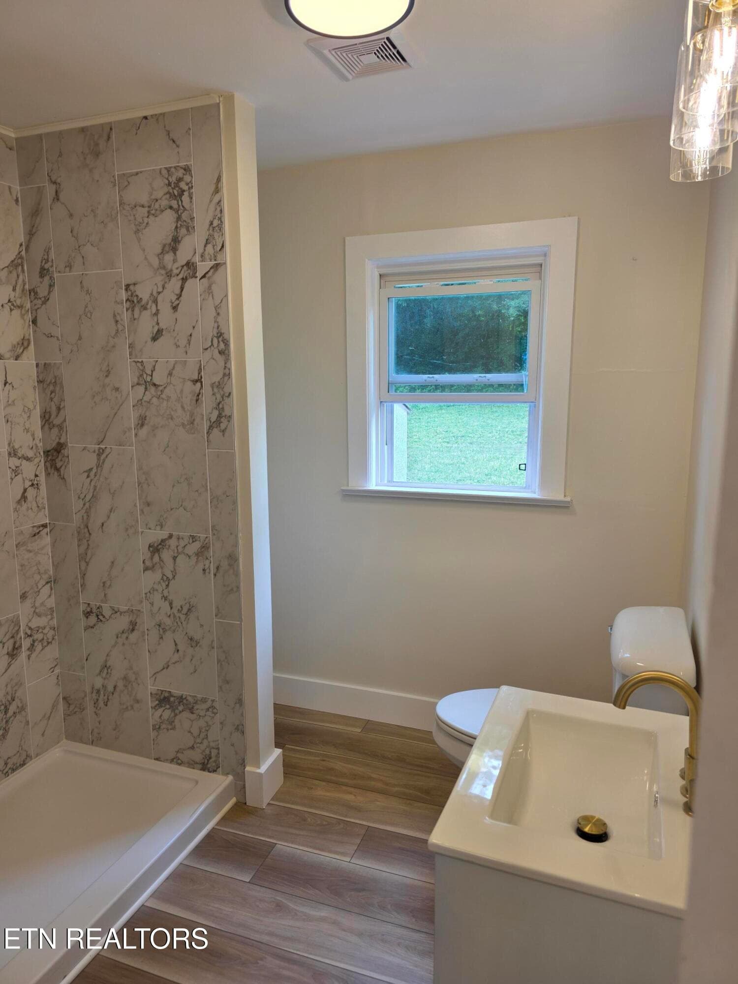 Bath - 2204 Bradshaw Garden Rd, Knoxville, TN 37912, Knoxville