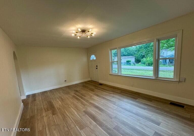 Frontroom 2 - 2204 Bradshaw Garden Rd, Knoxville, TN 37912, Knoxville