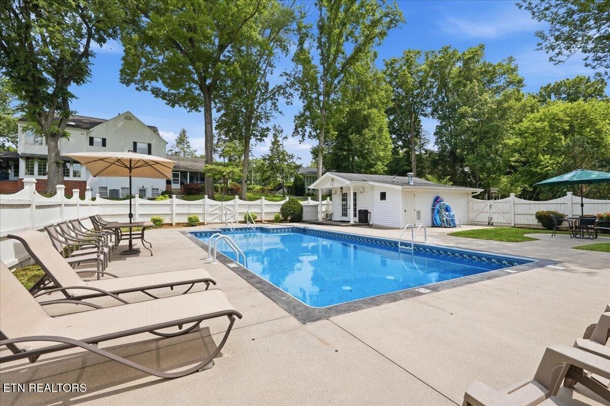 Photo 40 - 607 S Charles G Seivers Blvd, Clinton, TN 37716