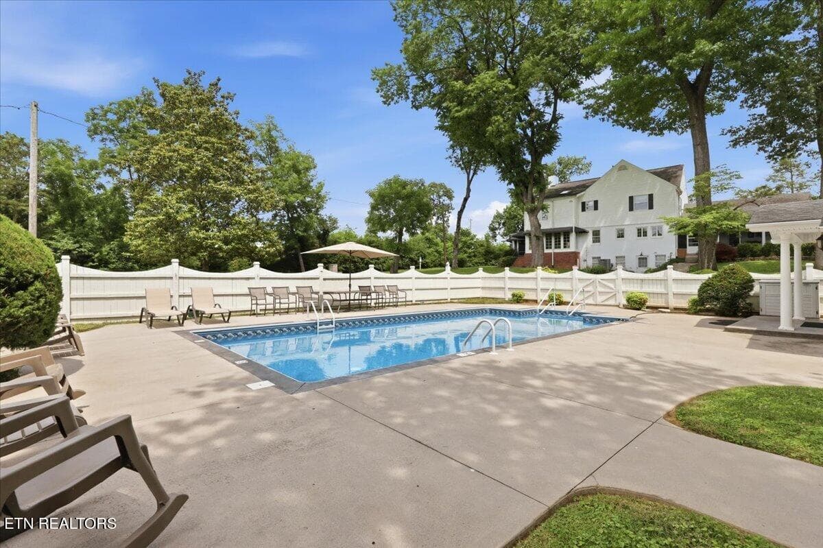 Photo 41 - 607 S Charles G Seivers Blvd, Clinton, TN 37716