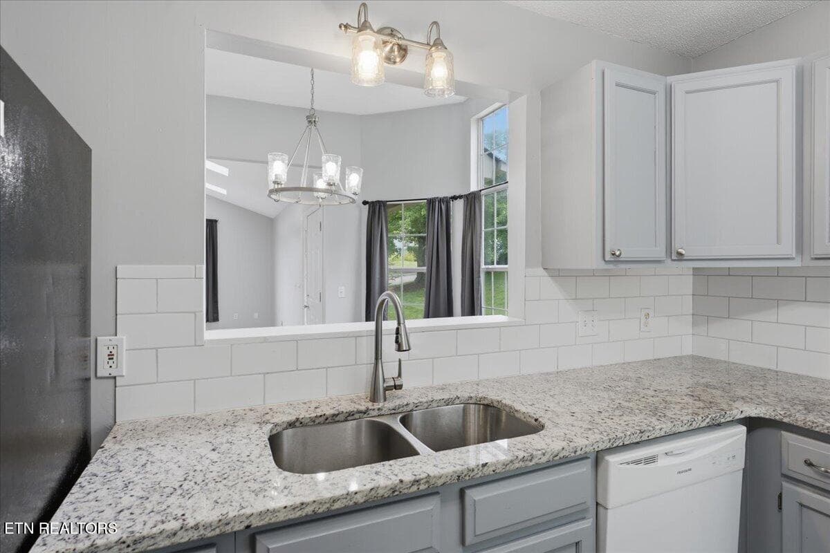 10-Kitchen - 1508 Spelling Way, Knoxville, TN 37909, Knoxville