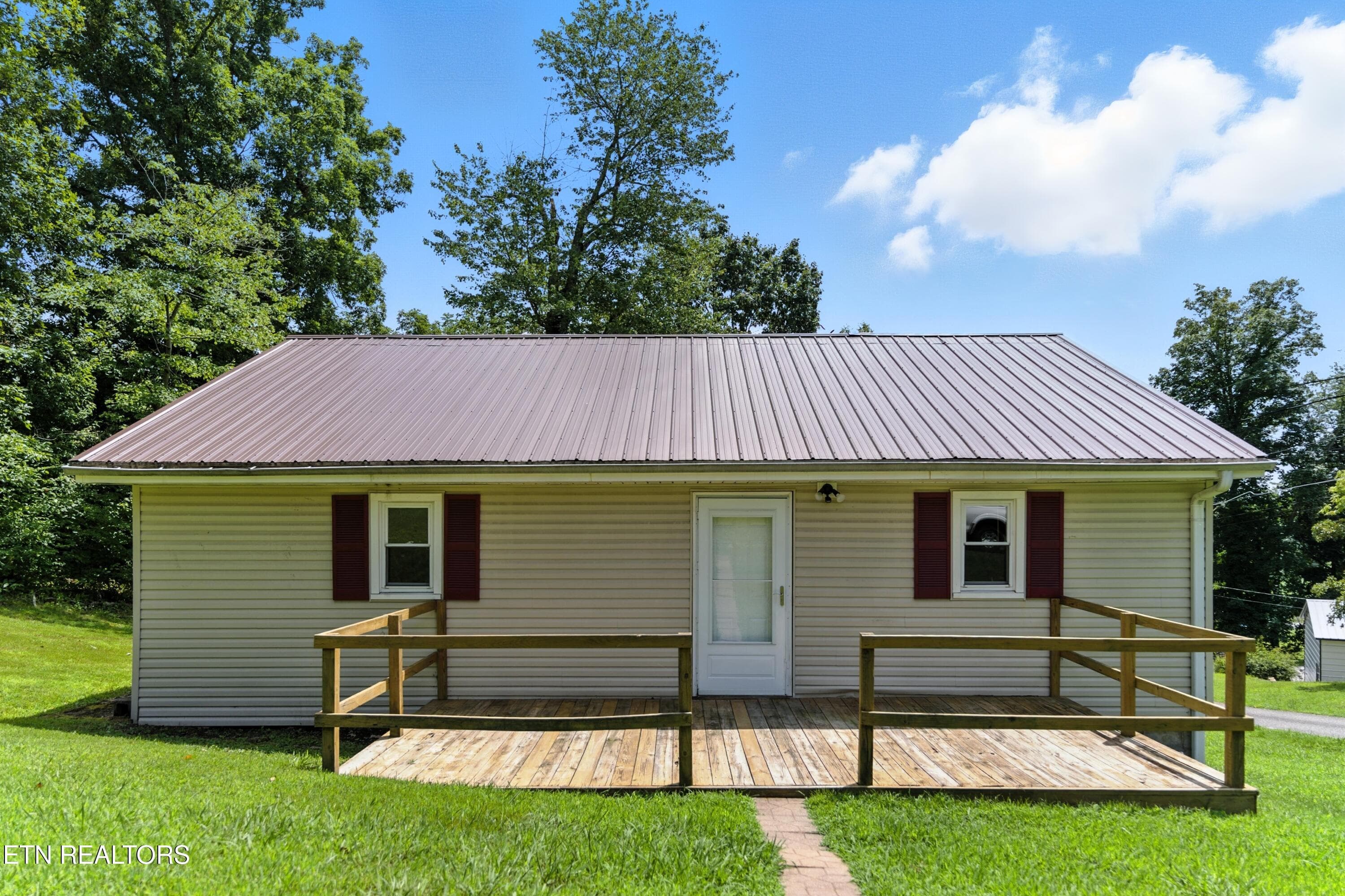 128 Barnes Lane, Strawberry Plains, TN 37871