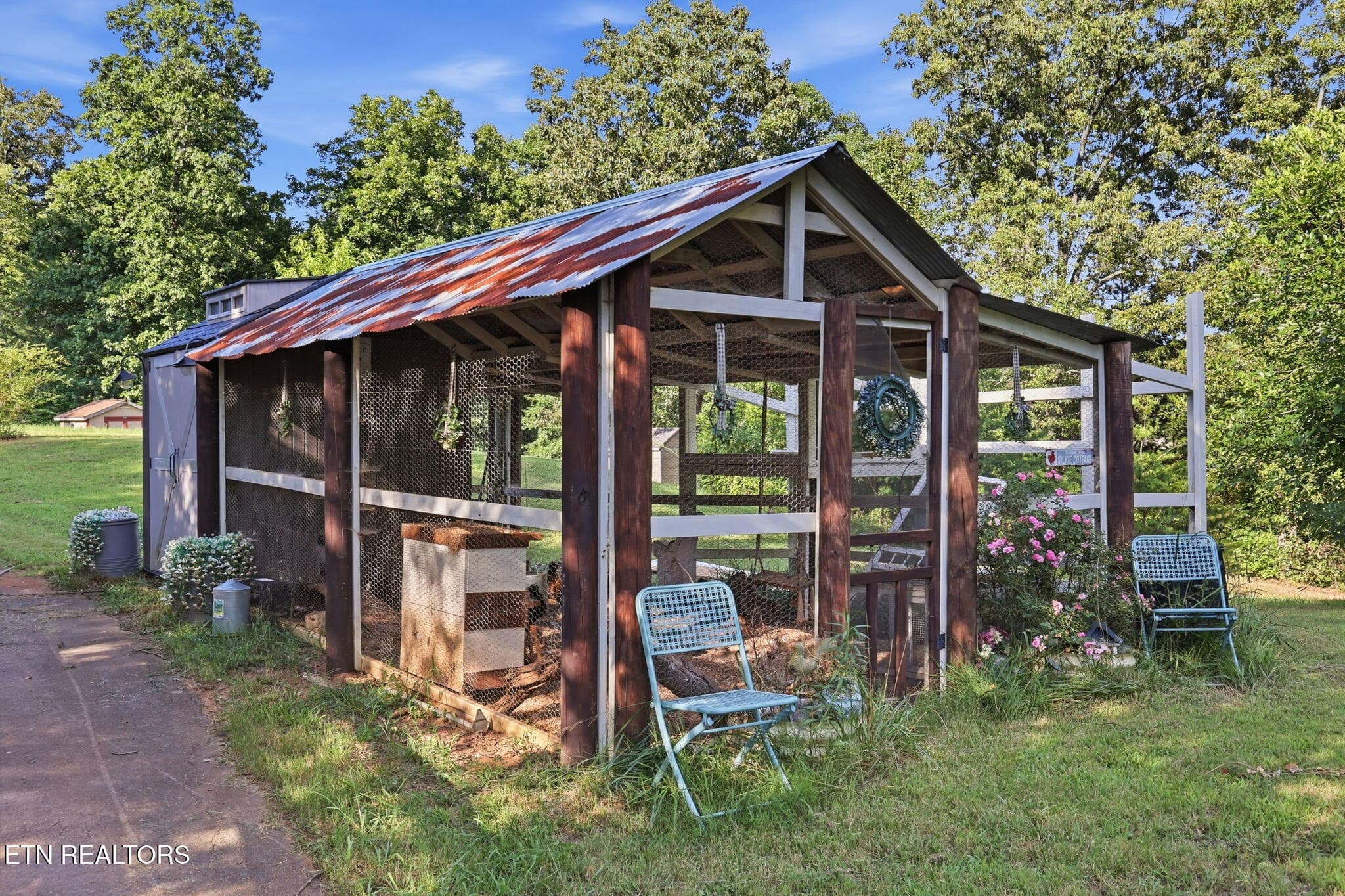 Chateau de Chick - 802 Lee Shirley Rd, Maryville, TN 37801