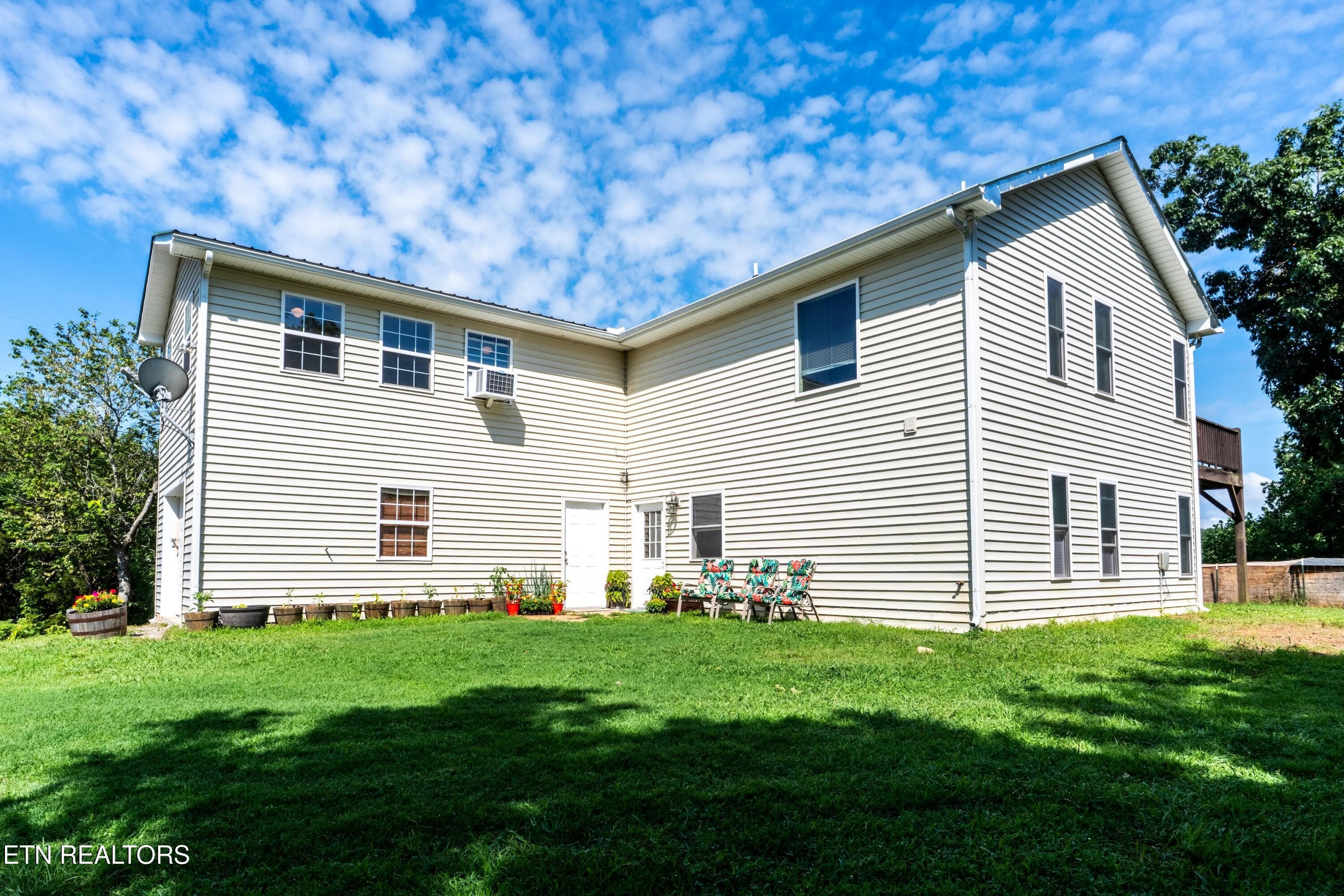 Main Entry - 1225 Paradise Lane, Dandridge, TN 37725