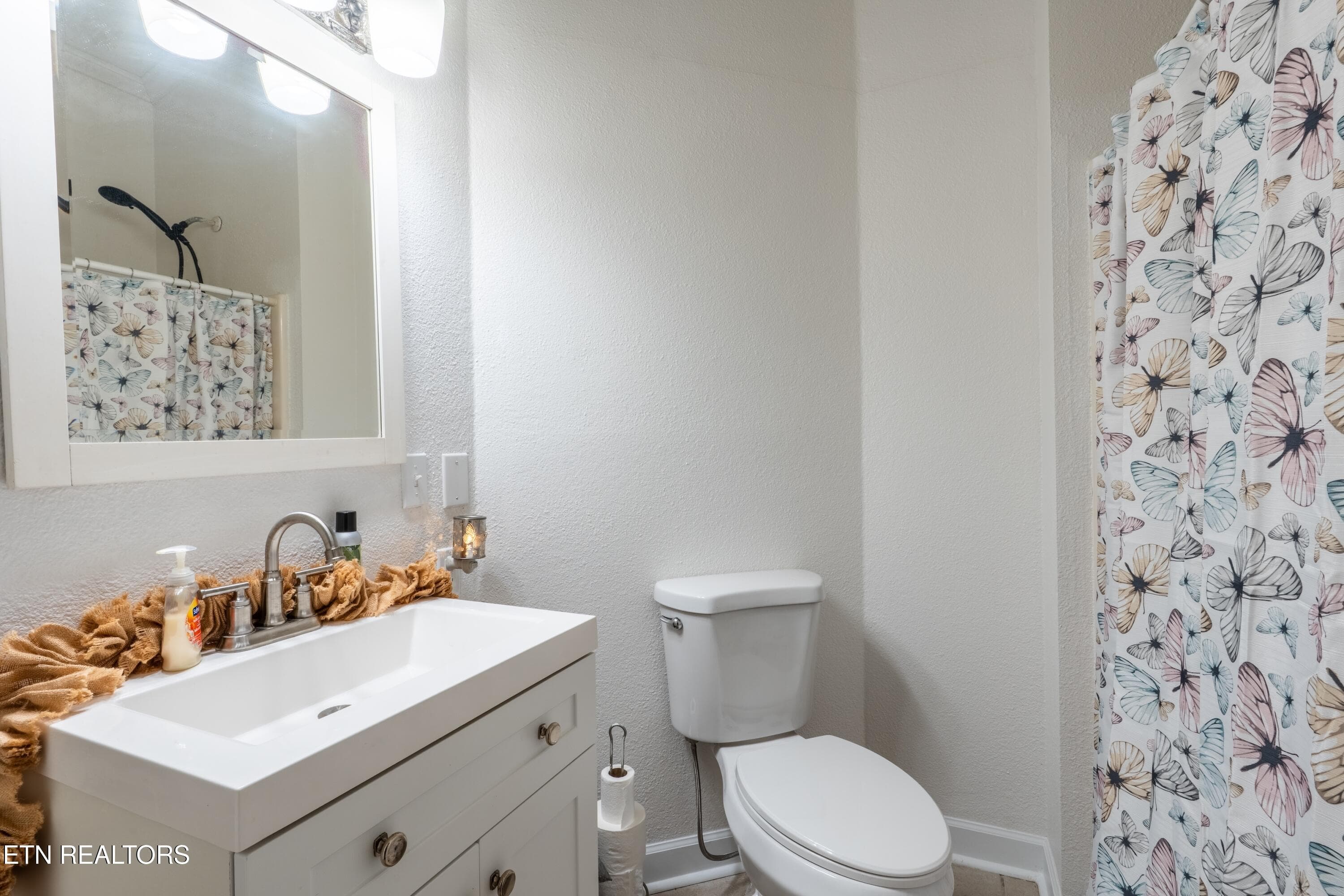 Upper Level Guest Bathroom - 1225 Paradise Lane, Dandridge, TN 37725