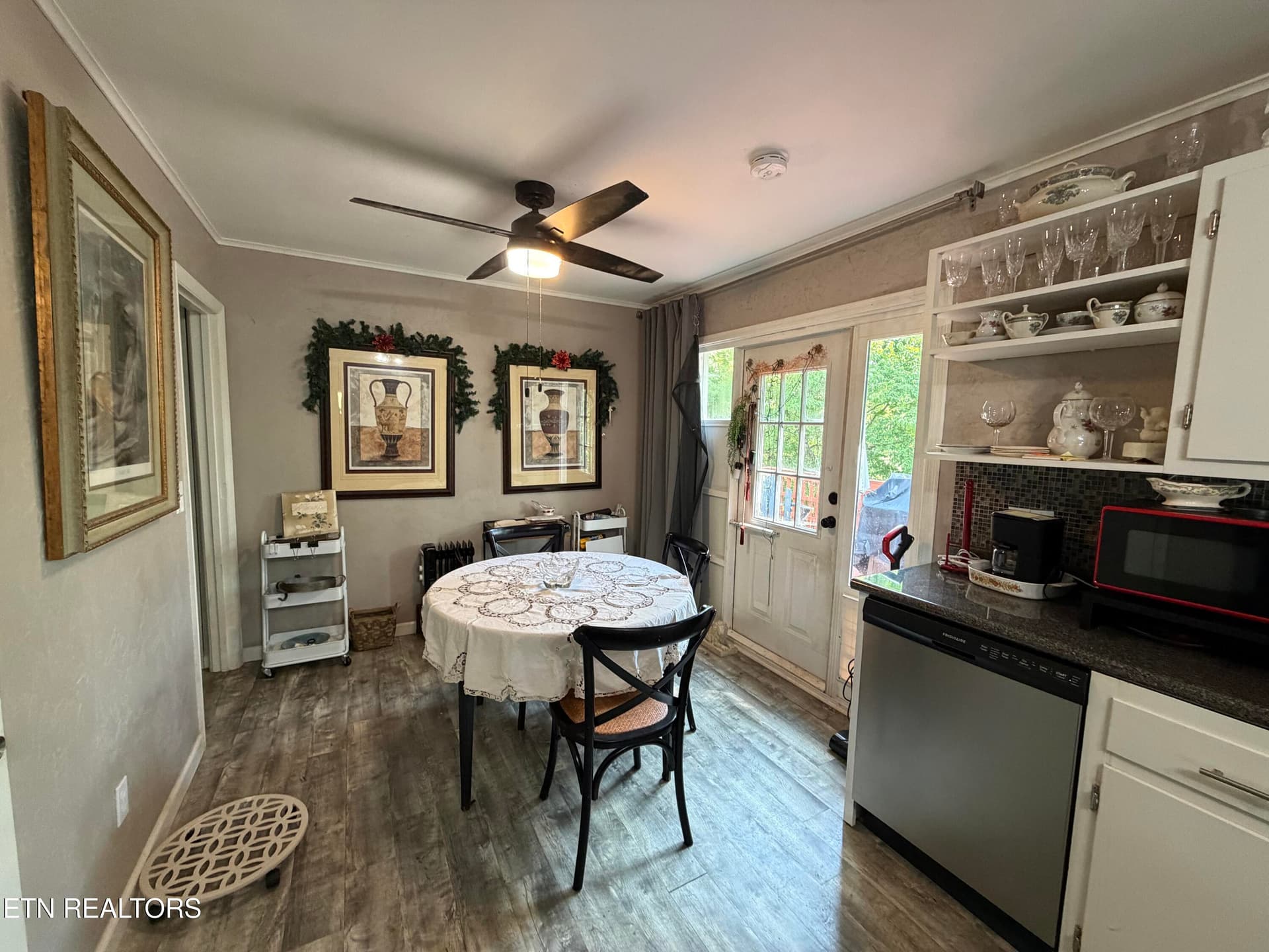 dining area - 2860 Boyds Creek Hwy, Sevierville, TN 37876