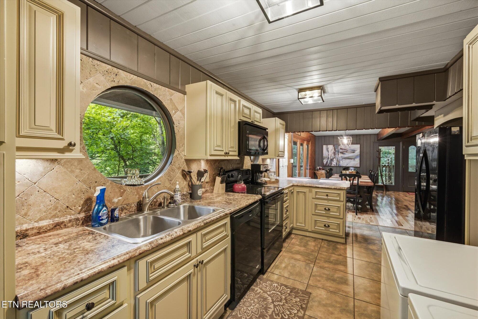 38-1211-N-Baden-Dr-Gatlinburg-TN-11 - 1211 N Baden Drive, Gatlinburg, TN 37738, Gatlinburg
