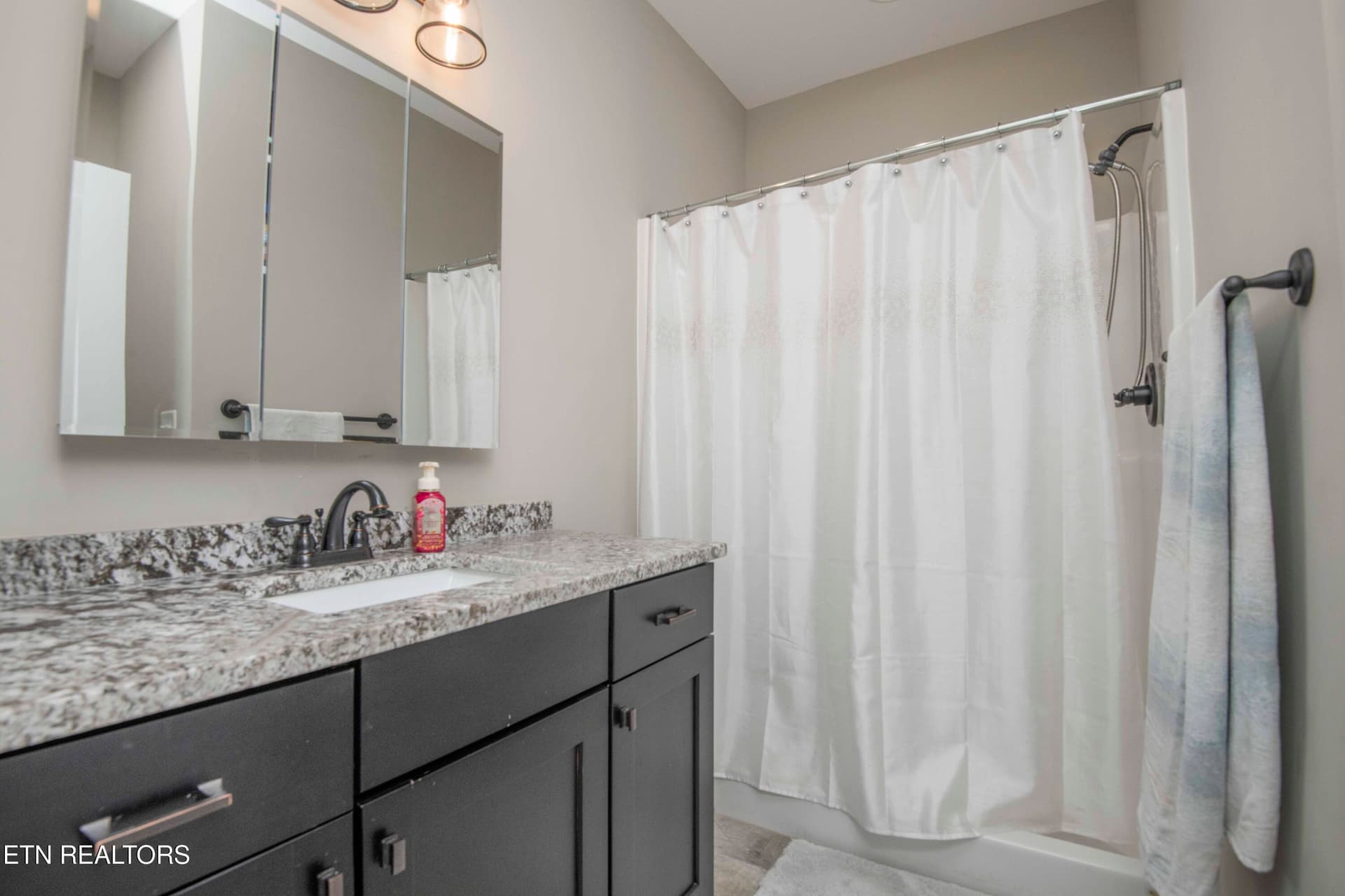second bath_1 - 1905 Highlands Ridge Lane, Knoxville, TN 37932