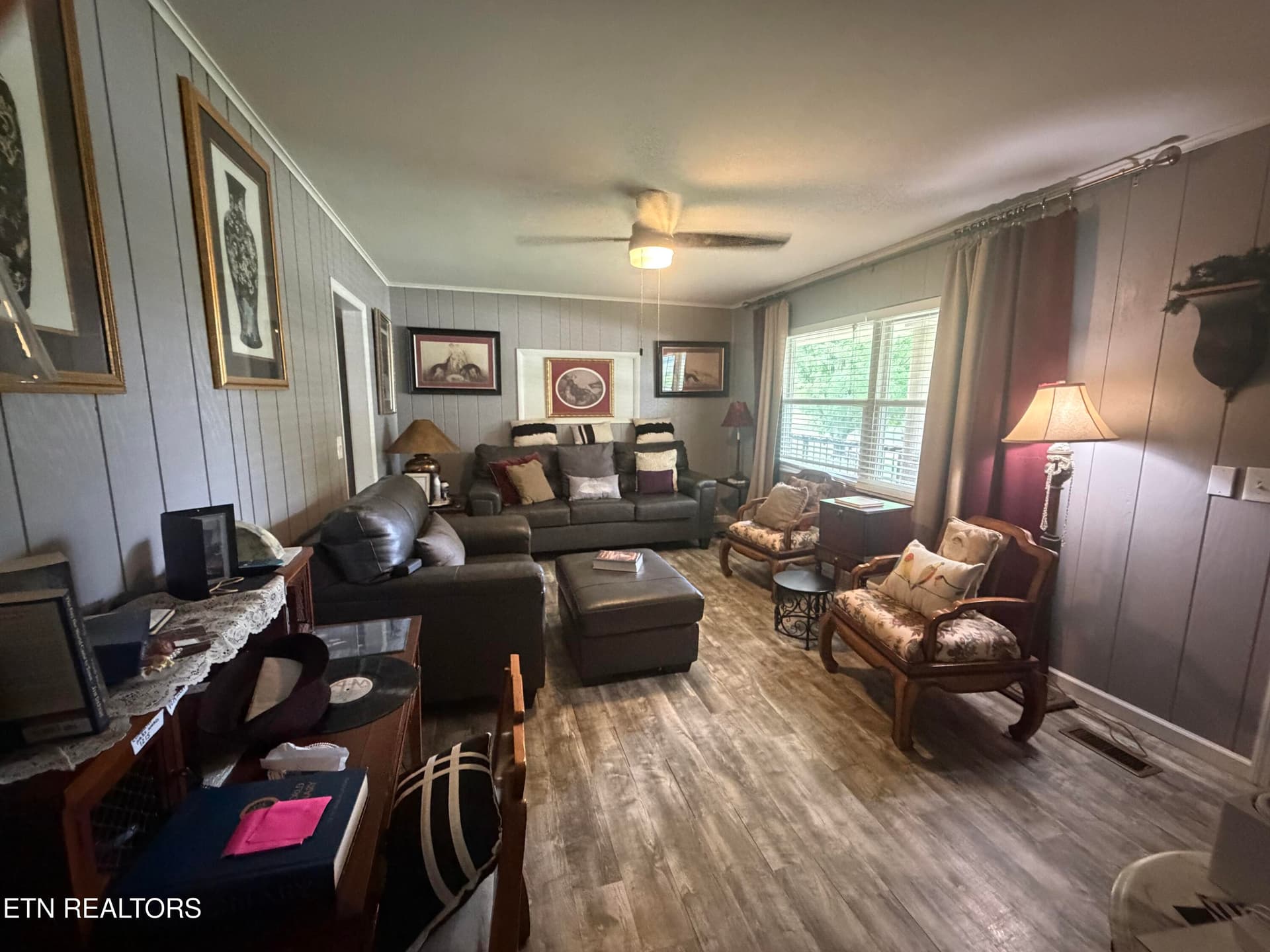 living room - 2860 Boyds Creek Hwy, Sevierville, TN 37876