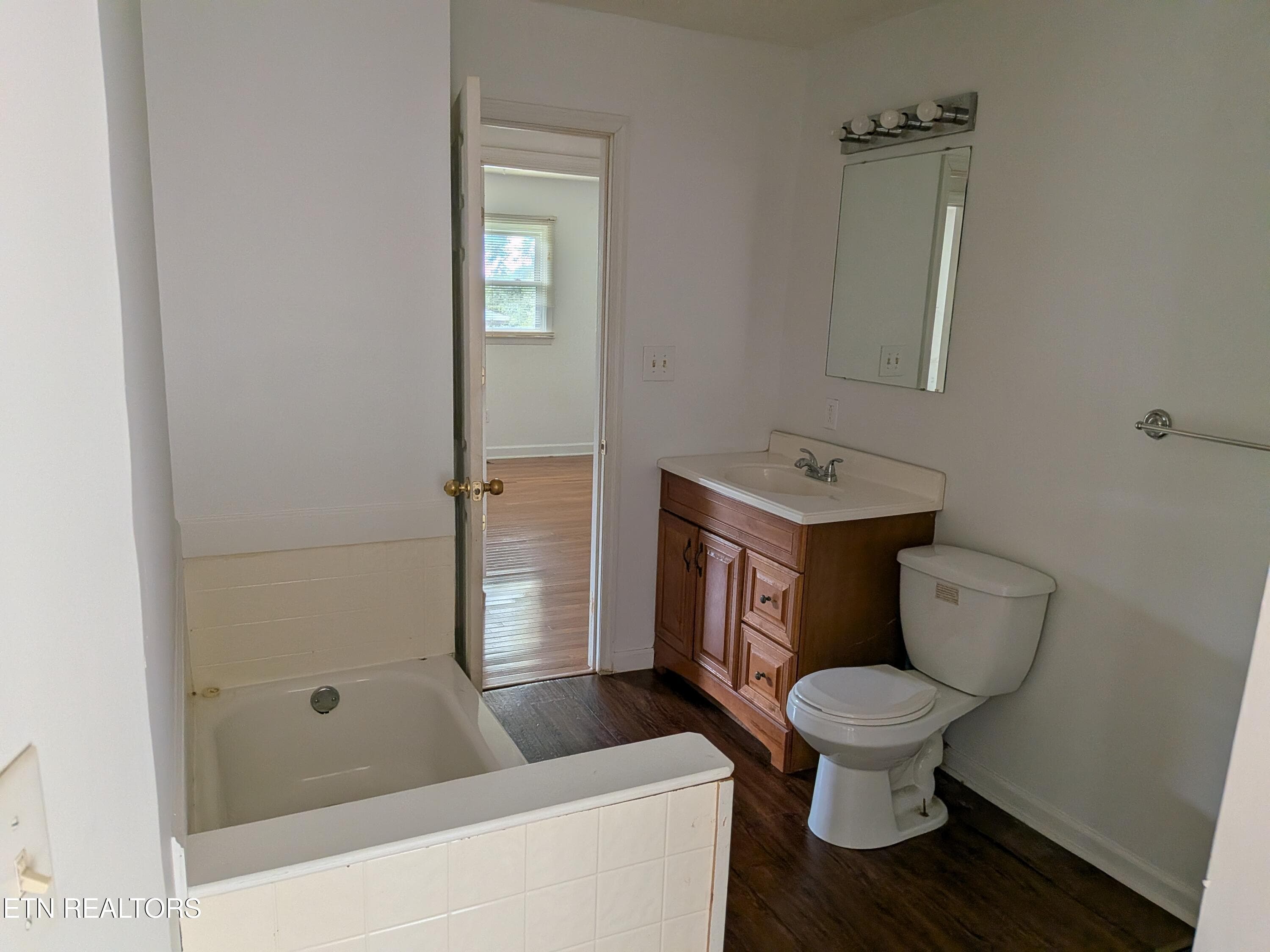 11 bath - 712 W Walden St, LaFollette, TN 37766, LaFollette