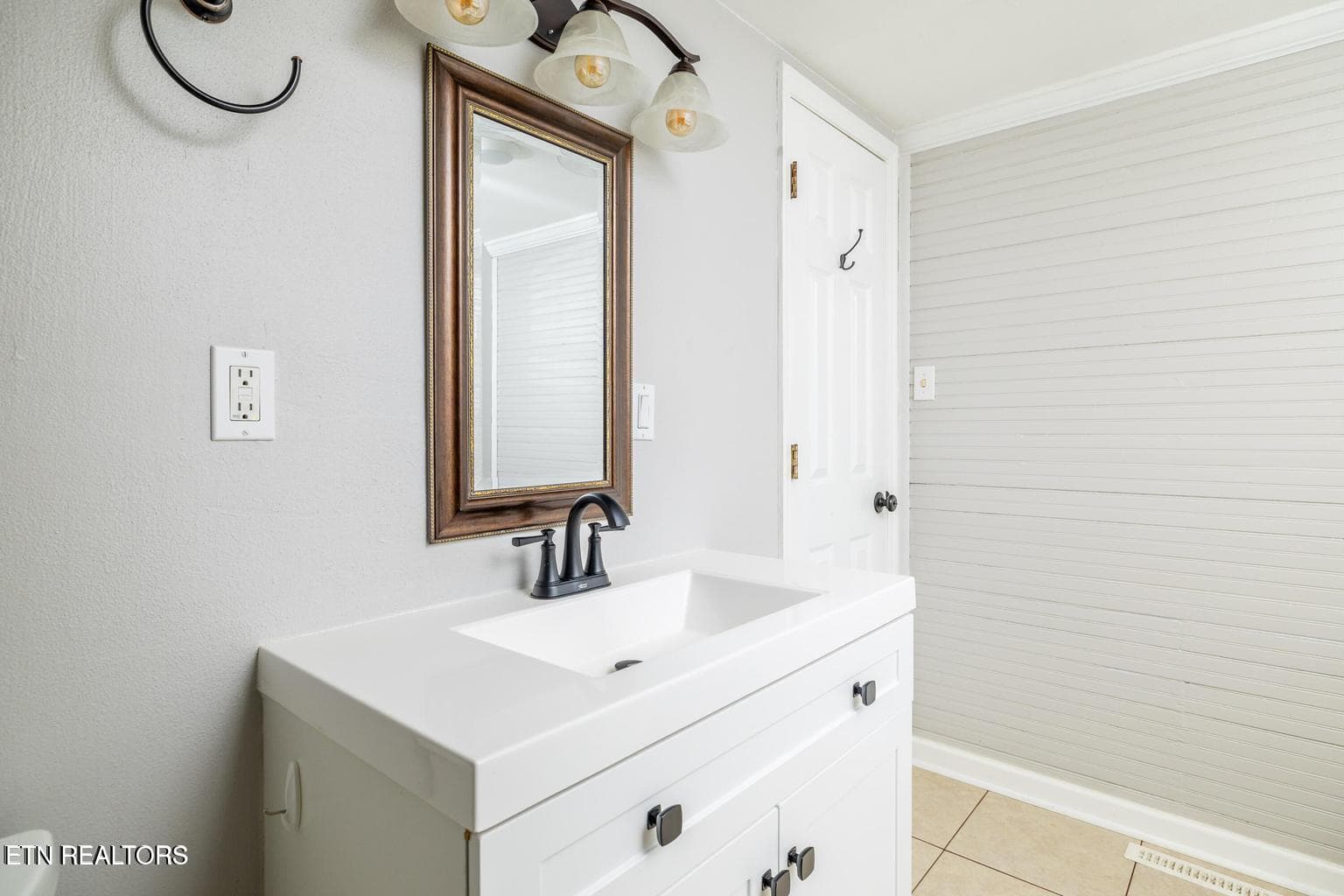 bathroom2 - 409 W 5th Ave, Lenoir City, TN 37771, Lenoir City