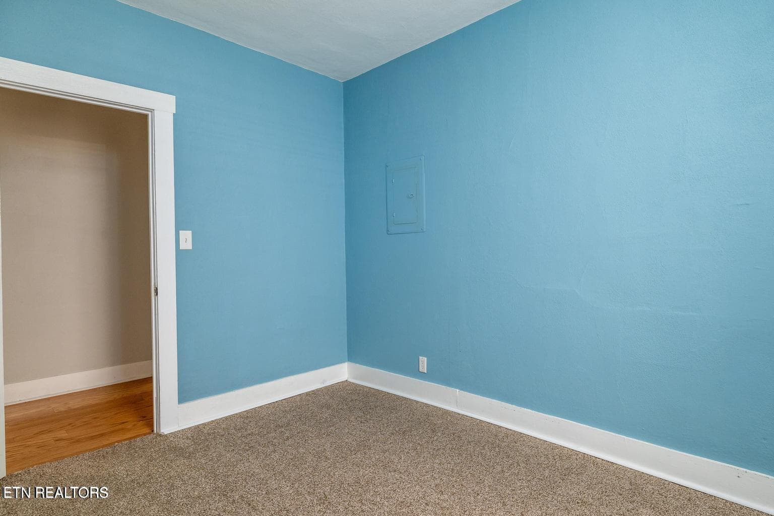 blueroom - 409 W 5th Ave, Lenoir City, TN 37771, Lenoir City
