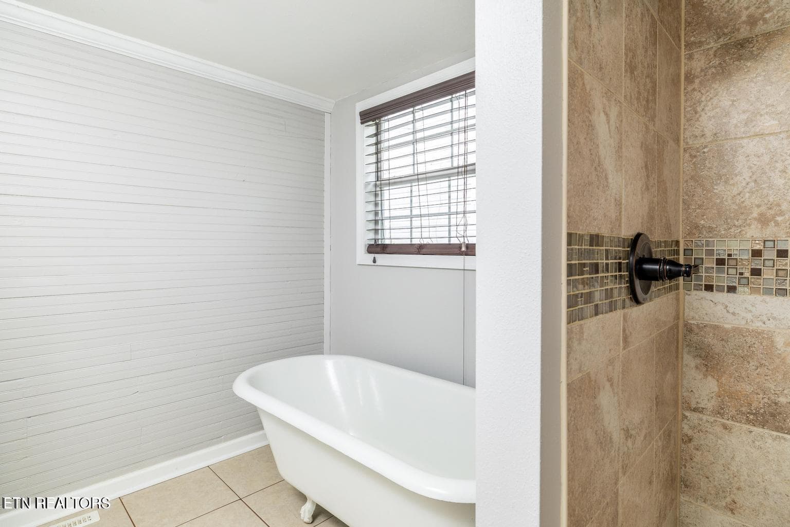 shower - 409 W 5th Ave, Lenoir City, TN 37771, Lenoir City