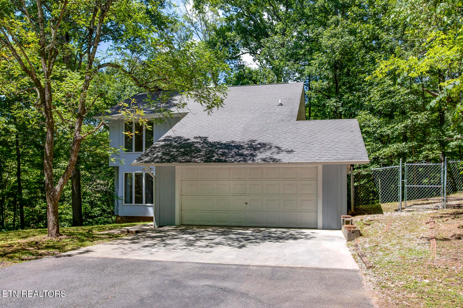 02_BluebirdCoveLane_1560_FrontRight - 1560 Bluebird Cove Lane, Sevierville, TN 37862
