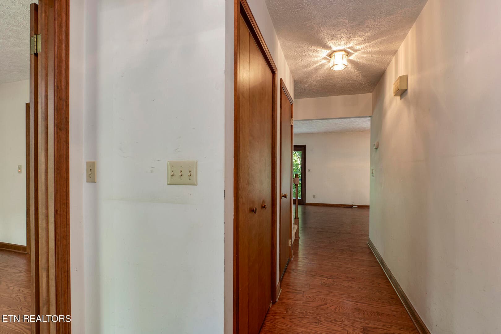 05_BluebirdCoveLane_1560_EntryHall - 1560 Bluebird Cove Lane, Sevierville, TN 37862