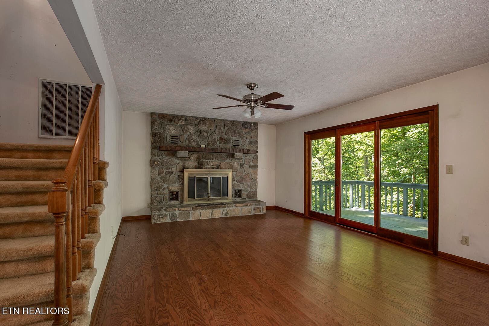 06_BluebirdCoveLane_1560_Living01 - 1560 Bluebird Cove Lane, Sevierville, TN 37862
