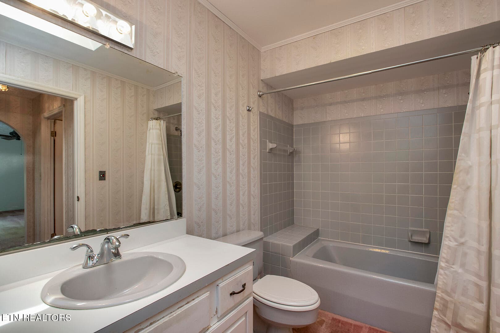 34_BluebirdCoveLane_1560_MasterBath - 1560 Bluebird Cove Lane, Sevierville, TN 37862