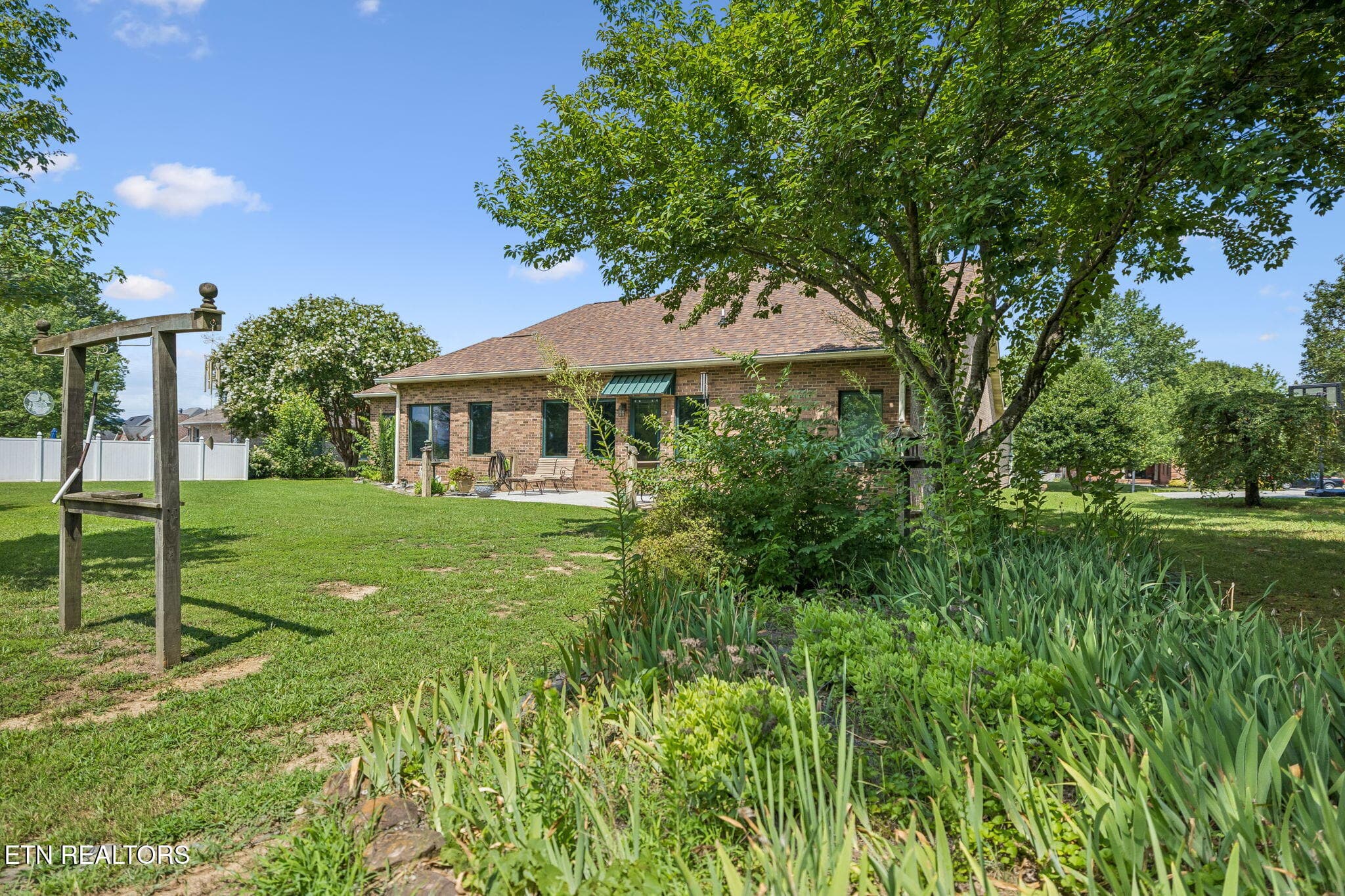 Nicely landscaped - 937 Andover Blvd, Alcoa, TN 37701, Alcoa