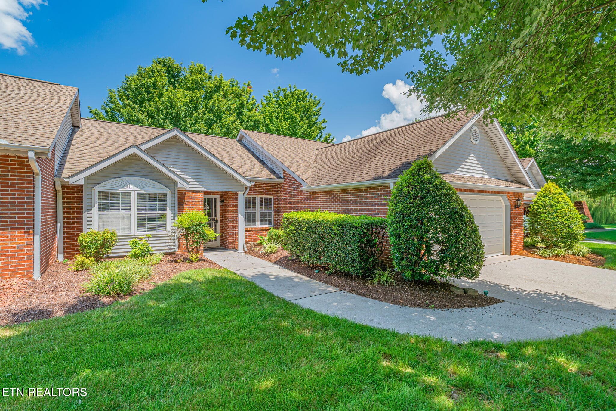 Professional Landscaping - 715 Cedar Lane 102, Knoxville, TN 37912