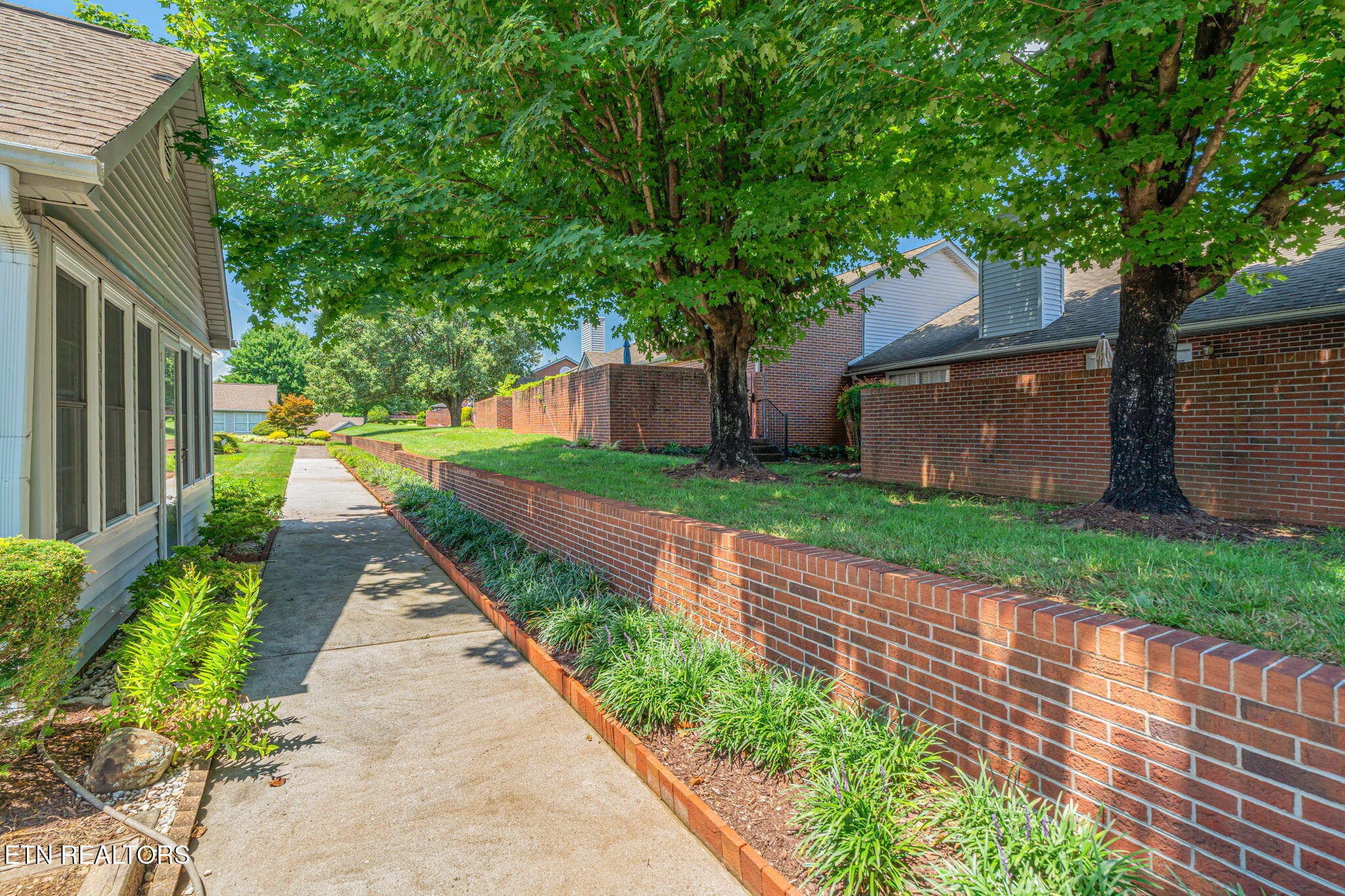 Professional Landscaping - 715 Cedar Lane 102, Knoxville, TN 37912