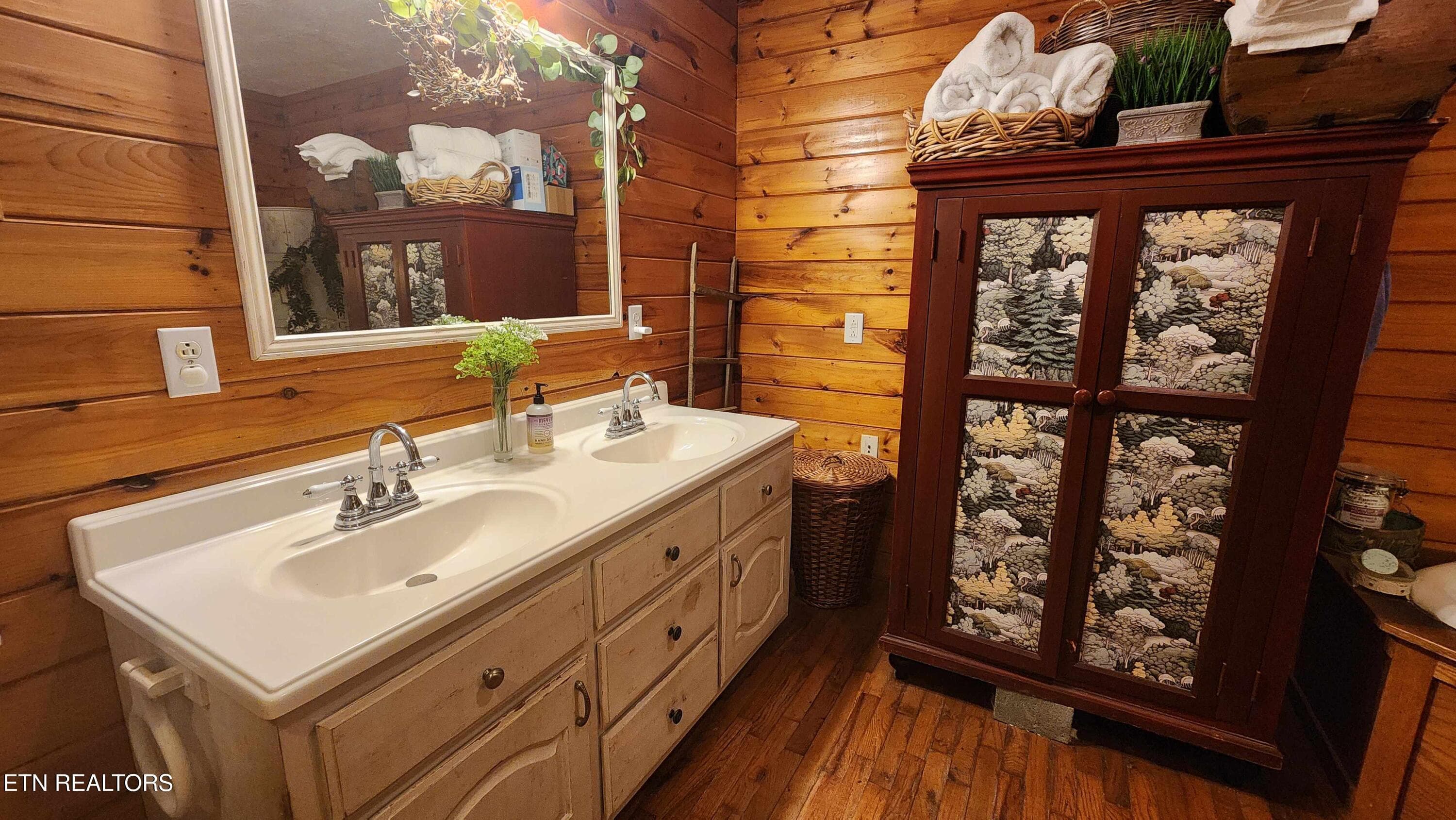 305 christain community rd -- Bathroom 1 - 340 Christian Community Rd, Livingston, TN 38570