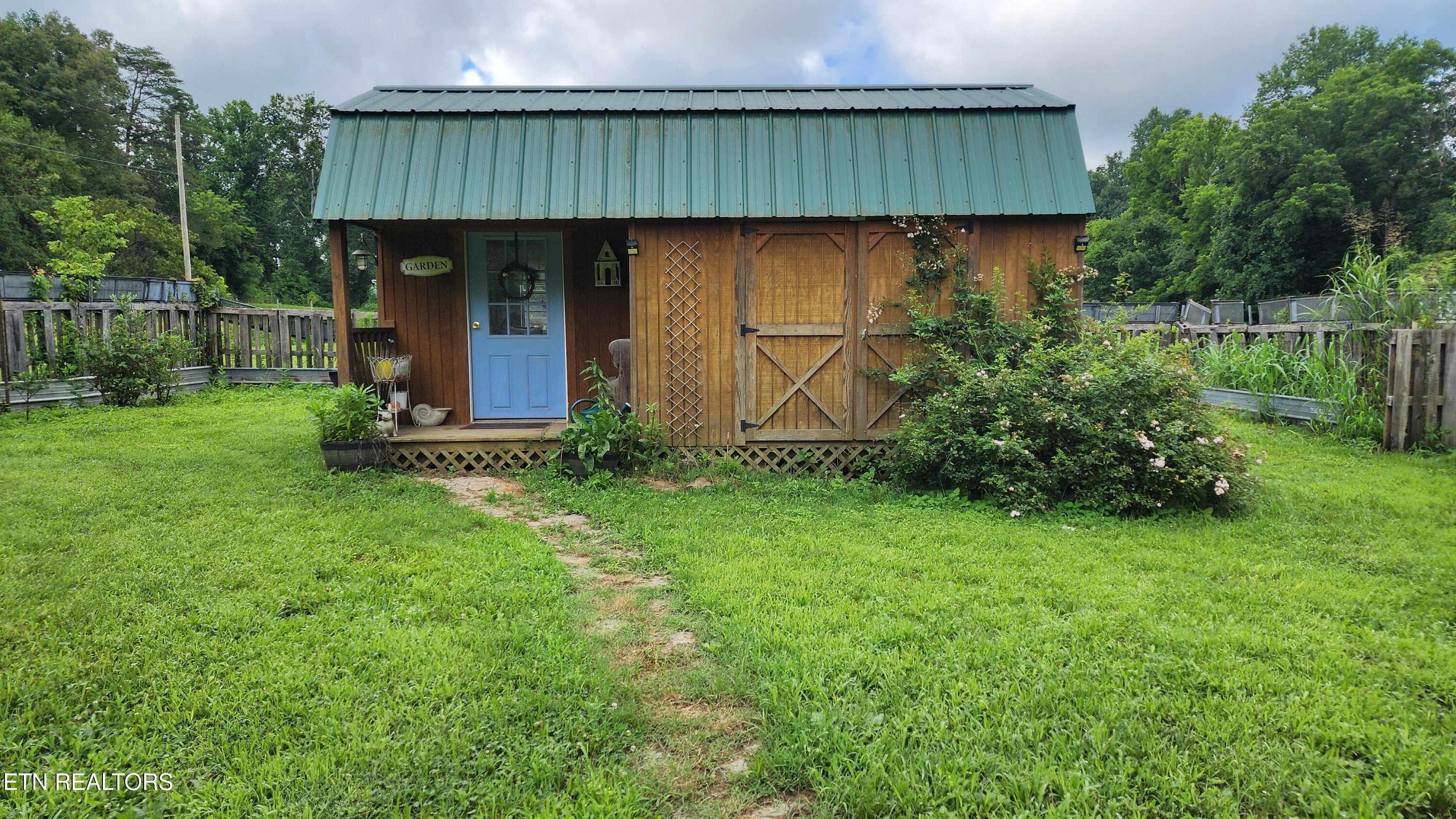 305 christain community rd -- Garden sha - 340 Christian Community Rd, Livingston, TN 38570