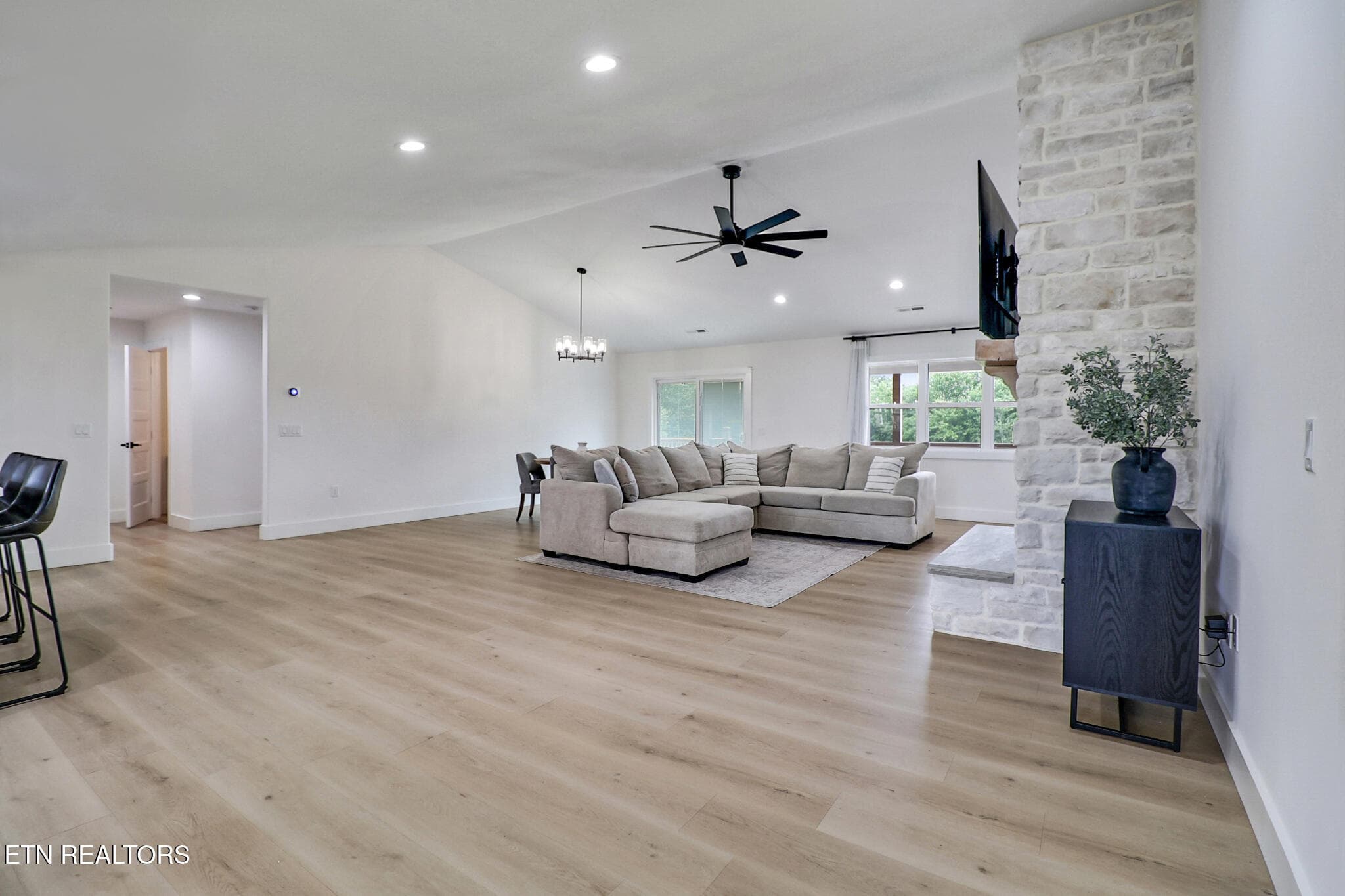 Living Room - 322 Randolph Rd, Crossville, TN 38571