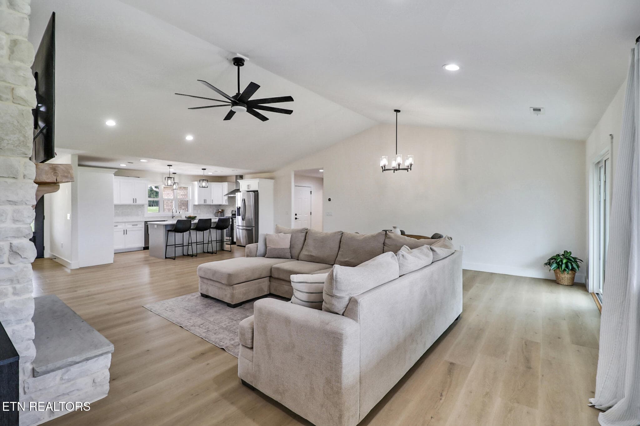 Living Room - 322 Randolph Rd, Crossville, TN 38571