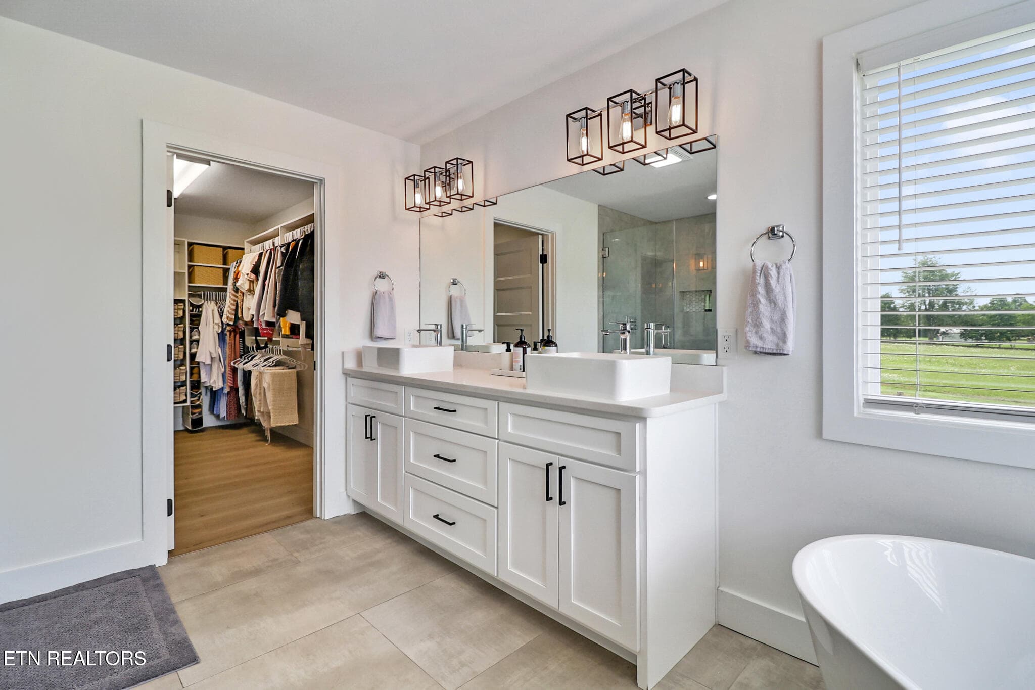 Master Bathroom - 322 Randolph Rd, Crossville, TN 38571