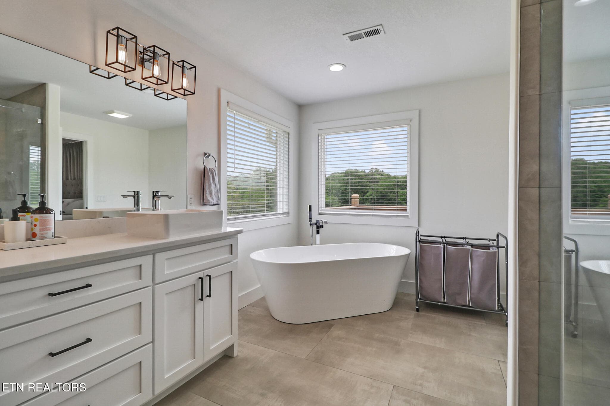 Master Bathroom - 322 Randolph Rd, Crossville, TN 38571