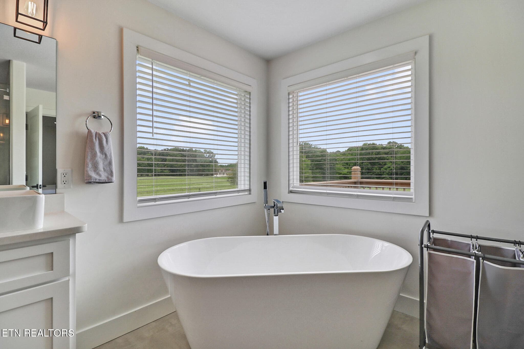 Master Tub - 322 Randolph Rd, Crossville, TN 38571