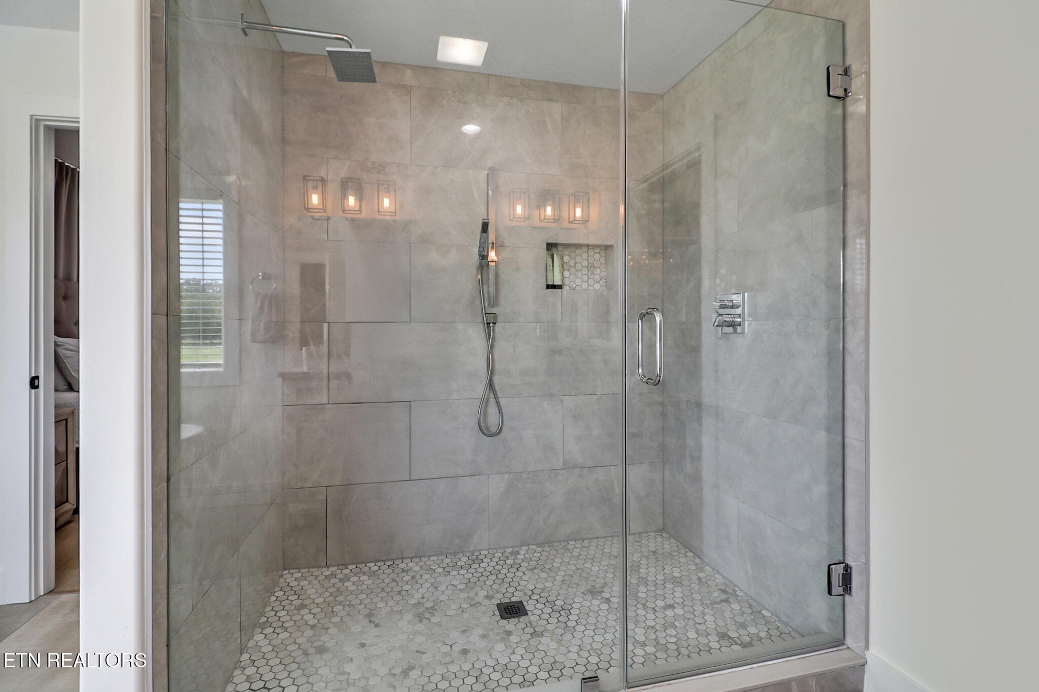 Shower - 322 Randolph Rd, Crossville, TN 38571