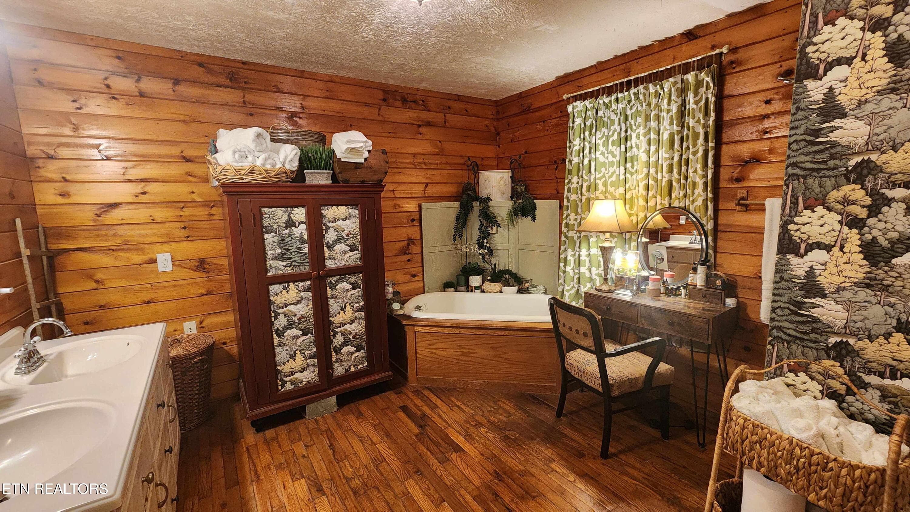 305 christain community rd -- Bathroom 2 - 340 Christian Community Rd, Livingston, TN 38570