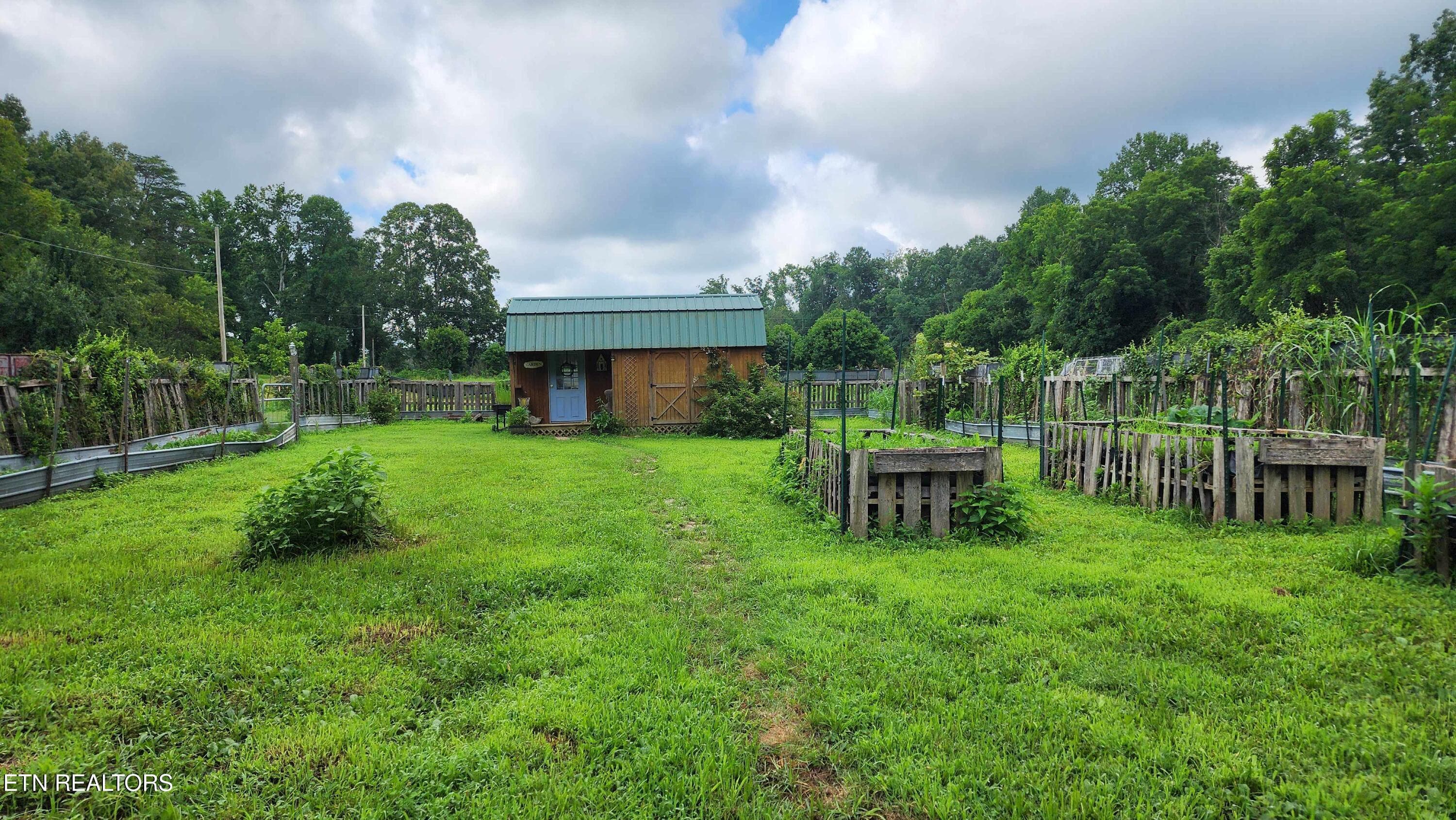 305 christain community rd -- garden vie - 340 Christian Community Rd, Livingston, TN 38570