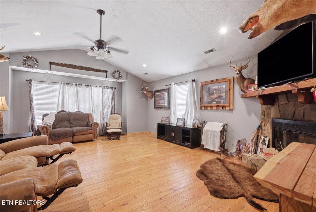 09-photo_declutter_20a9ad8f - 1055 Swannsylvania Rd, Dandridge, TN 37725