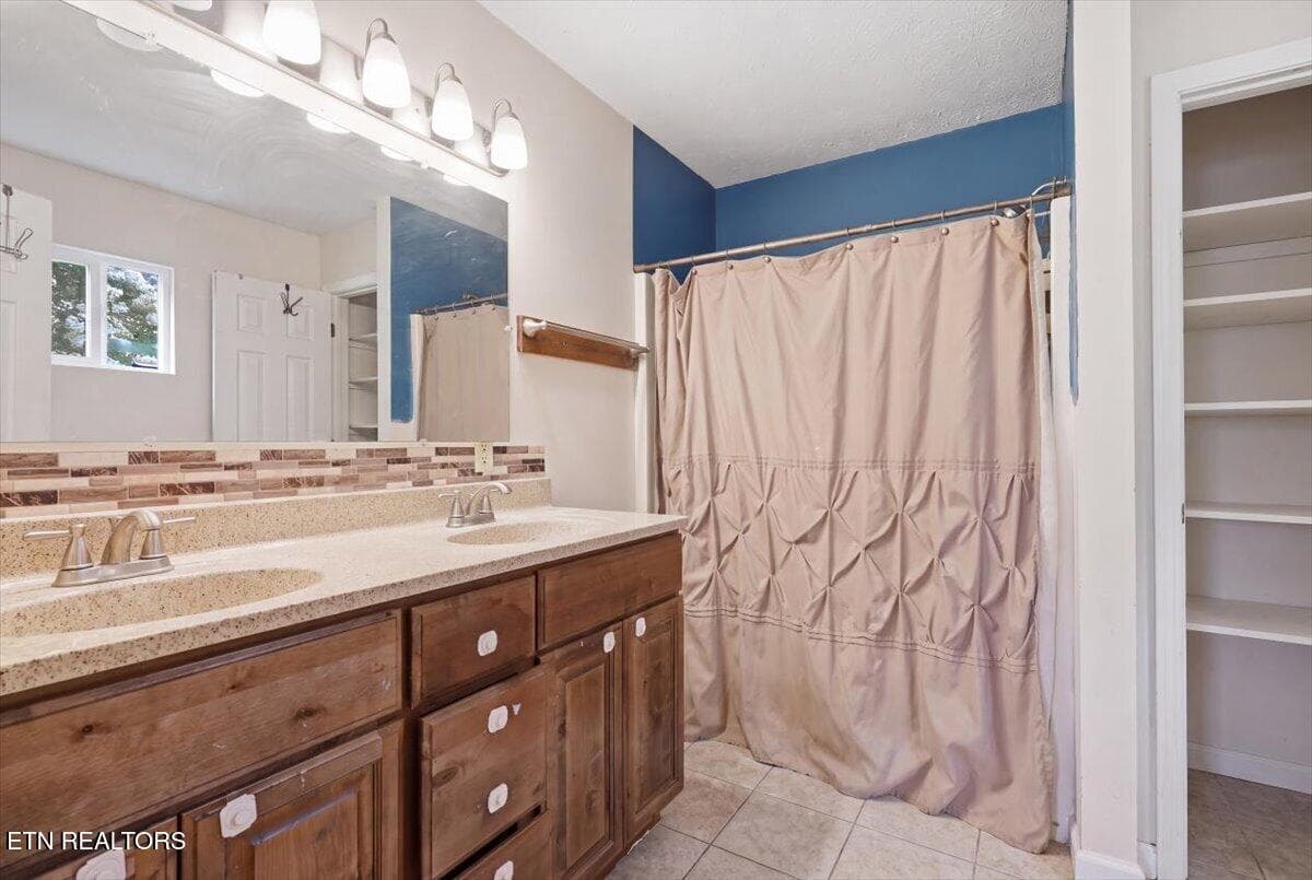 18-photo_declutter_7ea6a79d - 1055 Swannsylvania Rd, Dandridge, TN 37725